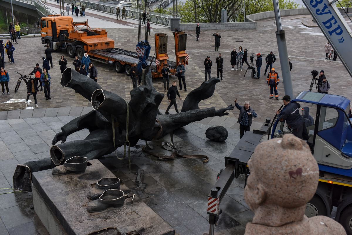 Kyiv Demolishes Soviet-Era Monument Symbolizing Russian-Ukrainian ...