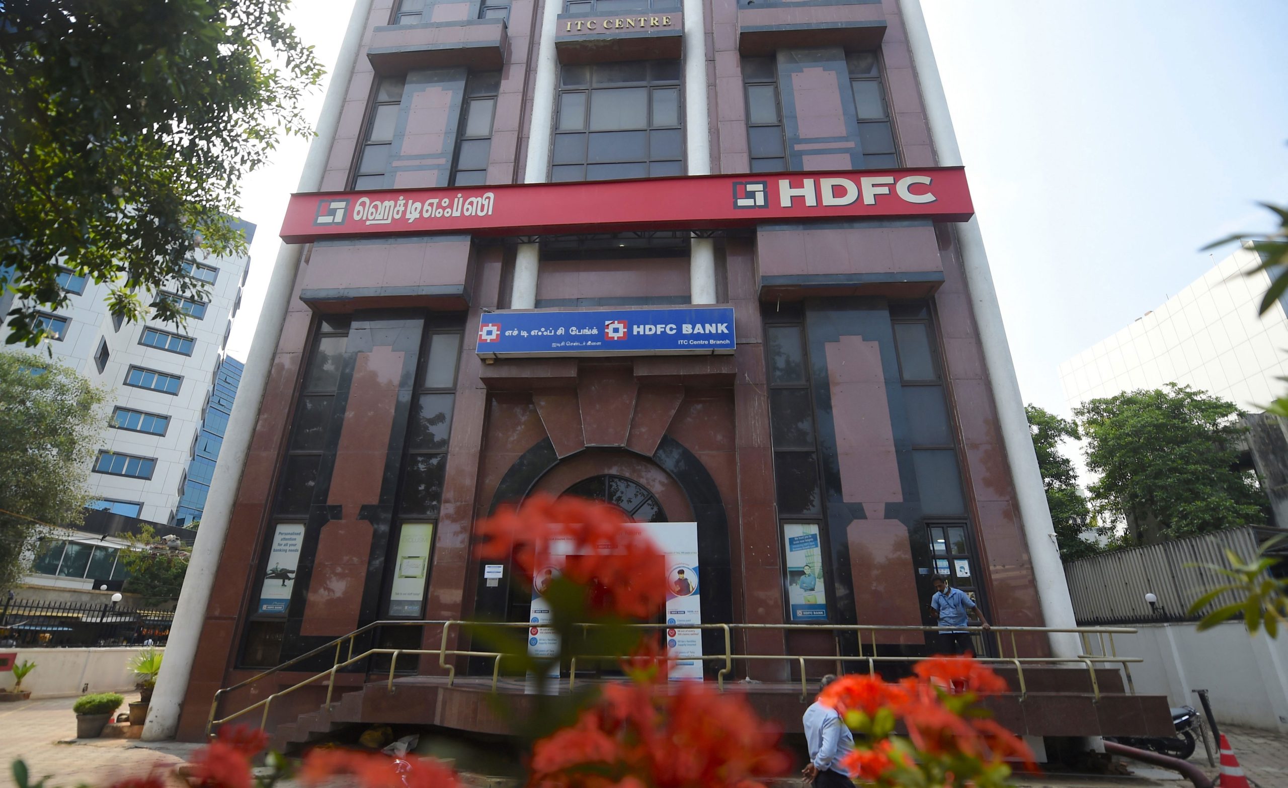 hdfc-hdfc-bank-move-to-ex-date-for-dividend-shares-fall-up-to-2